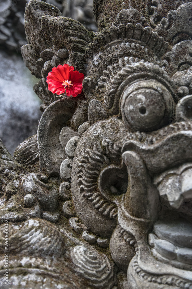 voyage à Bali temple et fleur rouge