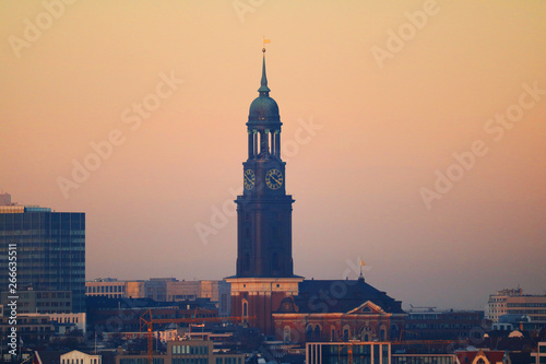 Kirchturm Sankt Michaelis Hamburg Kirche im Sonnenuntergang Panorama Luftbild