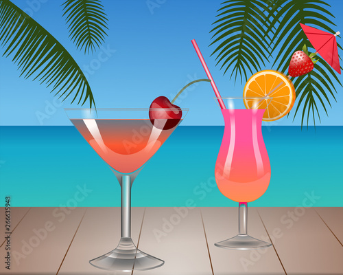 Due cocktail di frutta in una spiaggia tropicale