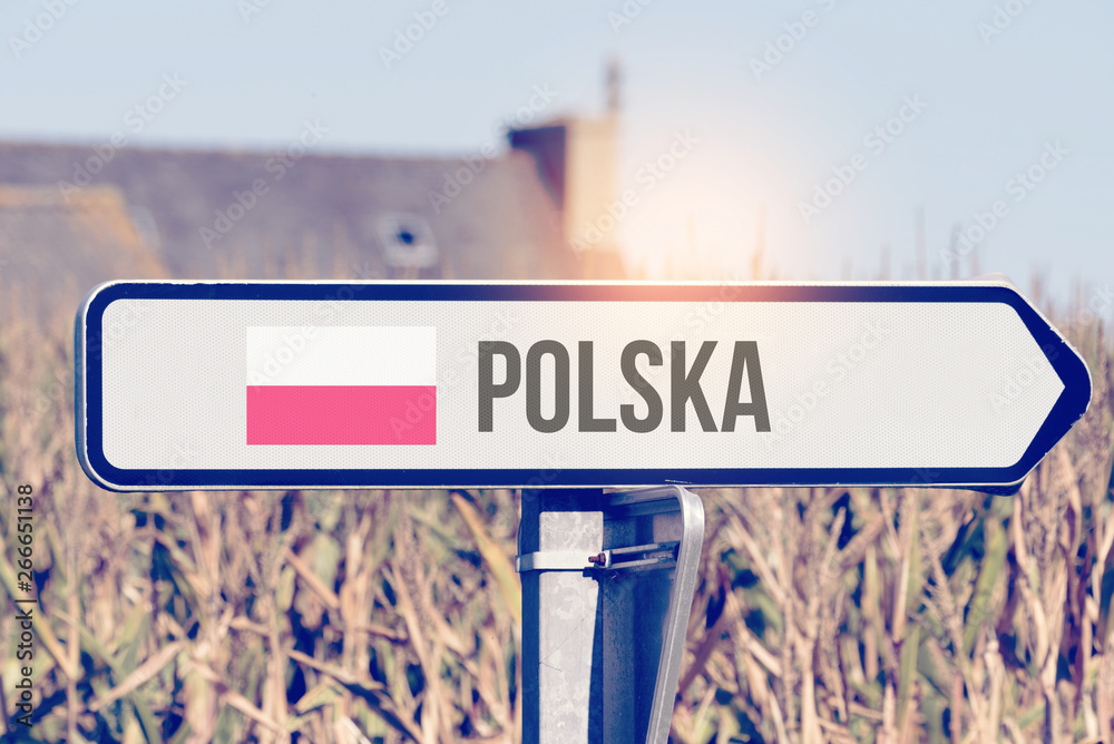 Ein Schild weist auf die Richtun nach Polen hin - obrazy, fototapety, plakaty 