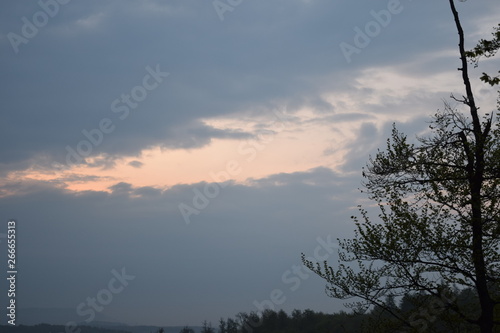 Sonnenaufgang mit Wolkenriss