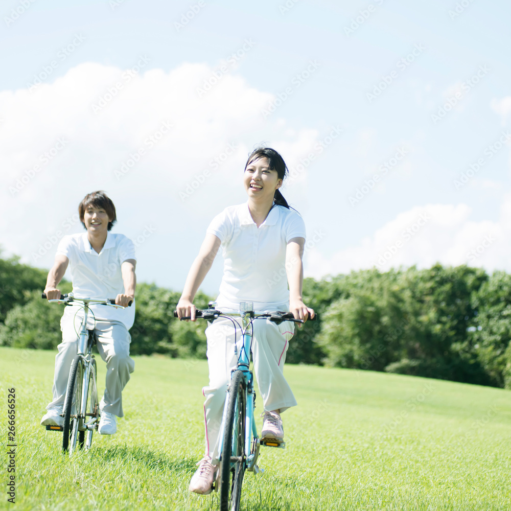 Φωτογραφία 草原で自転車に乗るカップル