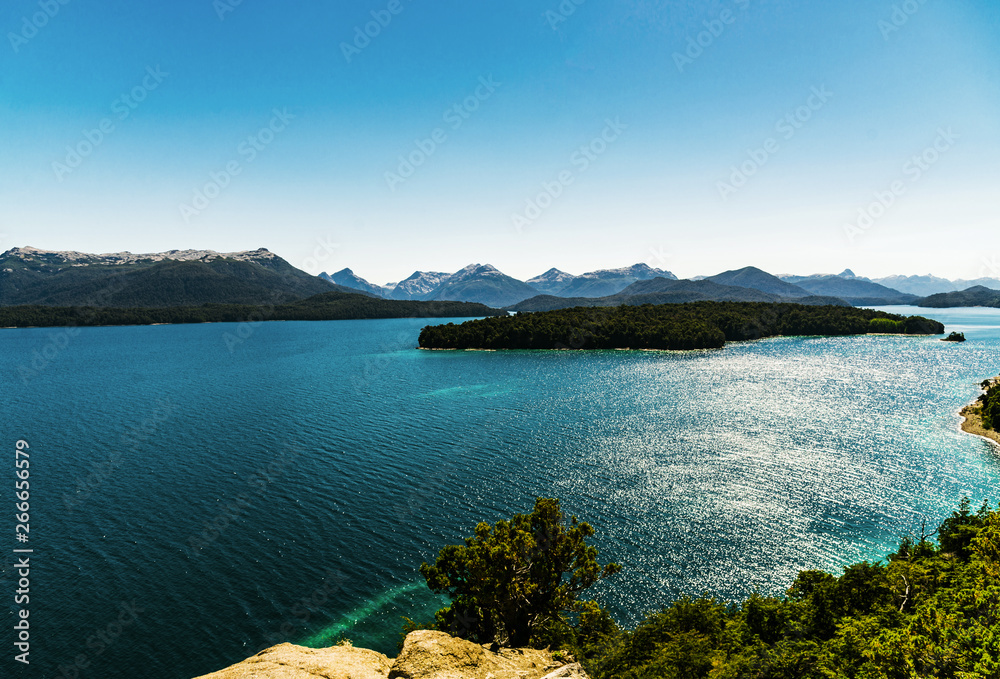 Φωτογραφία Colorful nature scenic photo of transparent aquamarine blue water surface of a l
