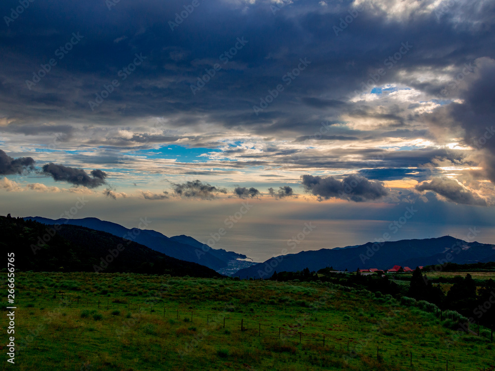 Fototapeta premium 【静岡県伊豆半島】西天城高原牧場からの夕景【夏】
