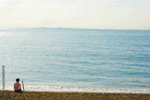 海を眺める少年 © ANGLECAT