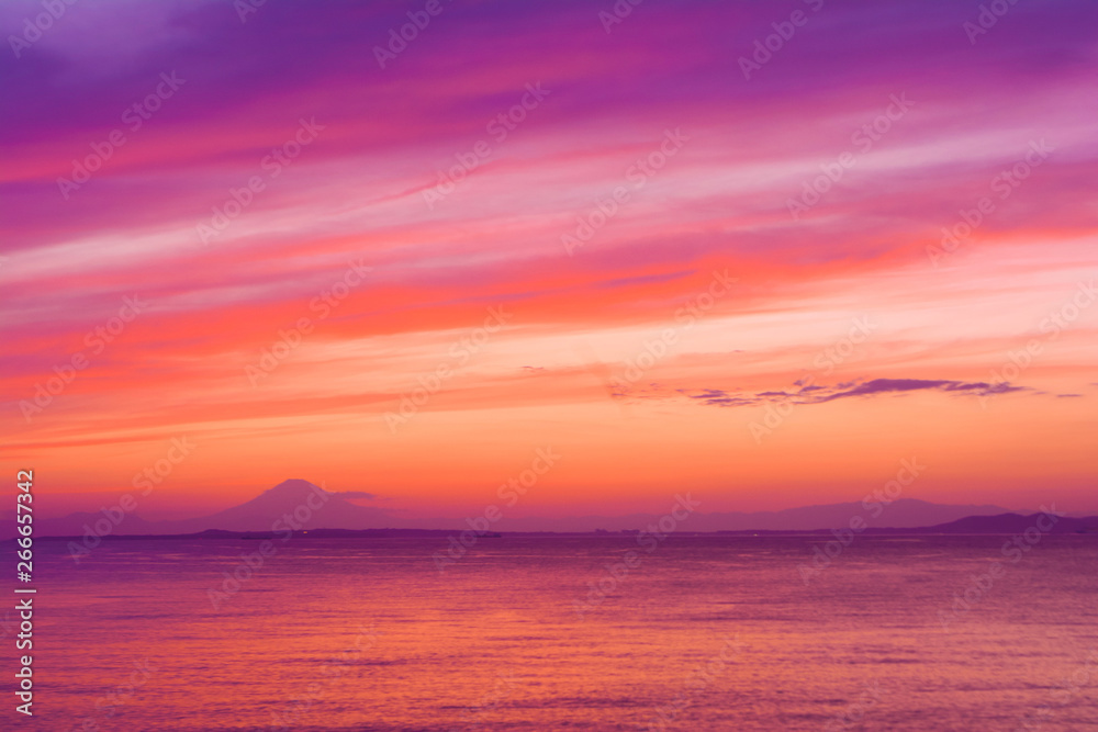 富士山とピンクの夕焼け