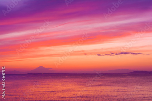 富士山とピンクの夕焼け