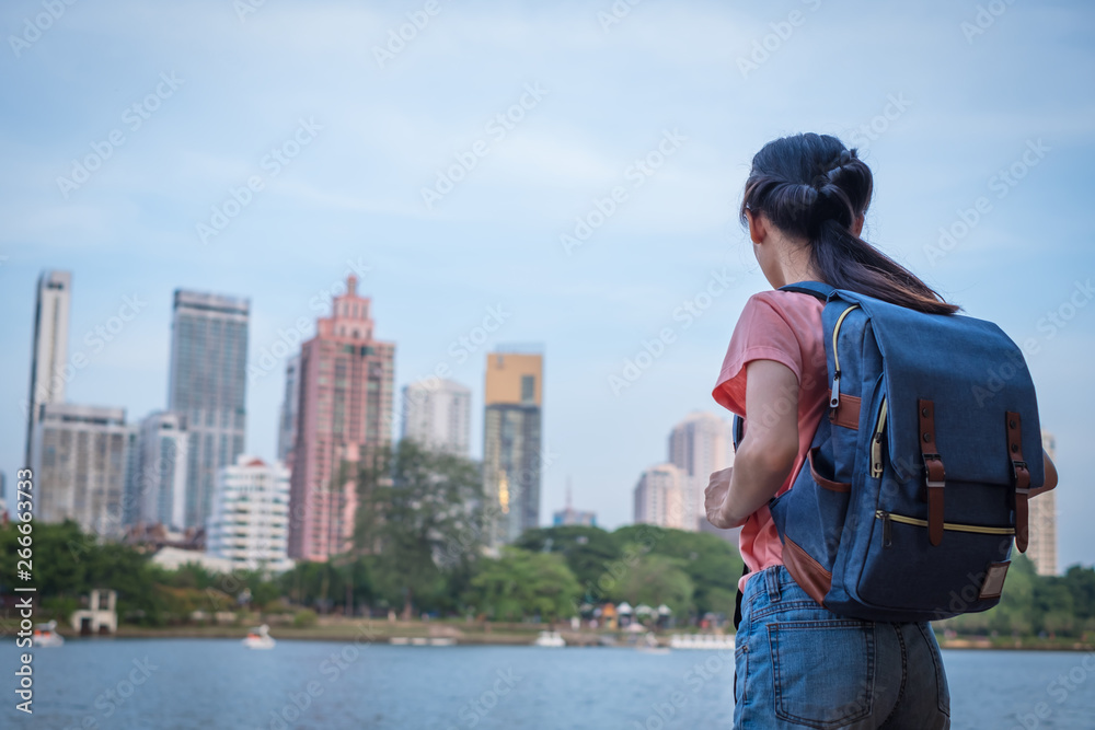 Φωτογραφία asian woman tourist traveller backpack watching the beauty of the cityscape