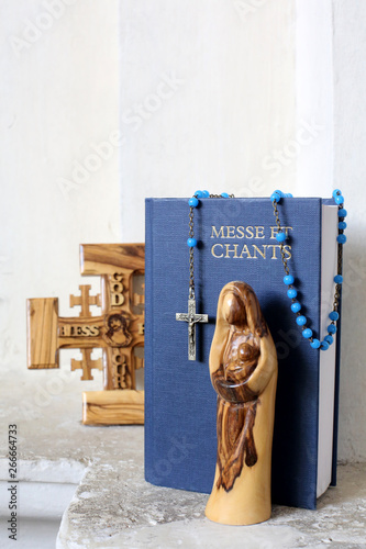 Livre de messe et chants, chapelet et Vierge à l'Enfant en bois d'olivier. / Book of Mass and songs, rosary and Virgin and Child in olive wood.