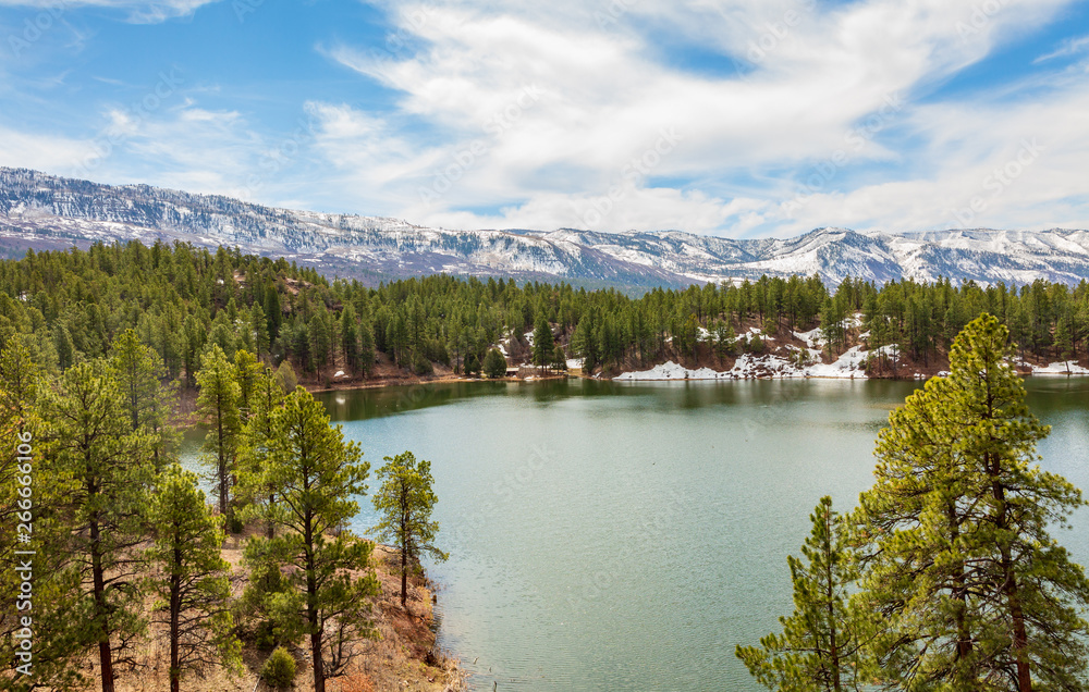 Φωτογραφία A fresh water lake is surrounded by a forest of Pine trees and towering snow capped mountains in this wilderness area outside of Durango, Colorado