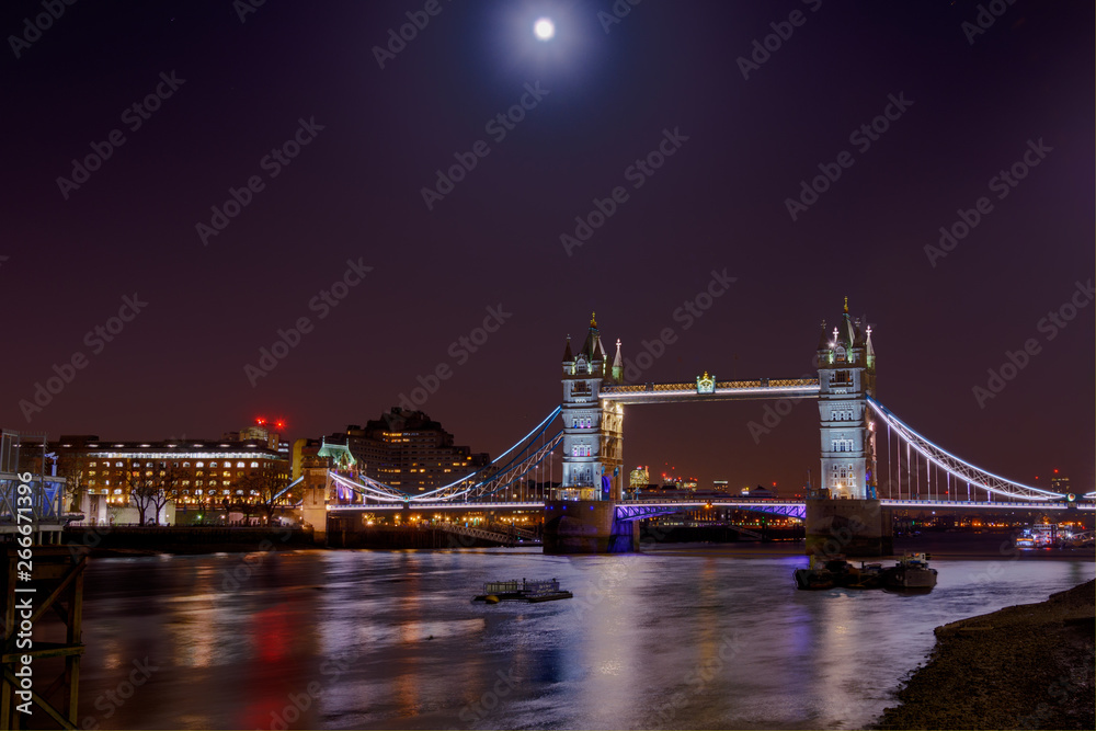 Obraz premium London Bridge under the moonlight