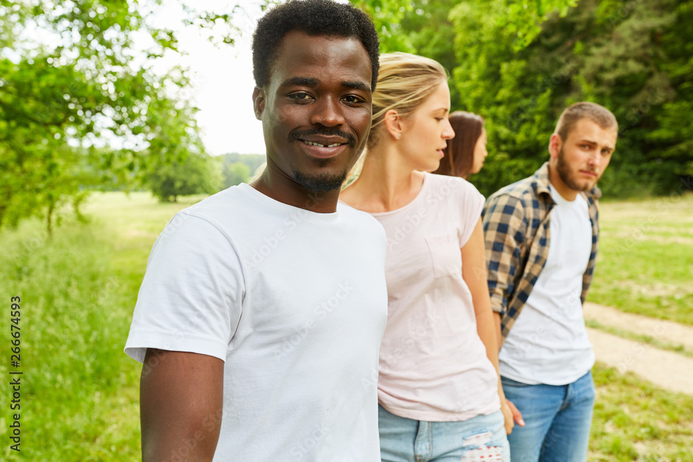 Junge Leute als multikulturelles Team im Park Junge Leute als multikulturelles Team im Park