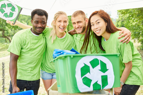 Junges Team Freiwilliger beim Müll sammeln