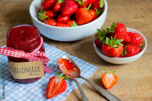 gesundes frühstück mit erdbeeren und marmelade
