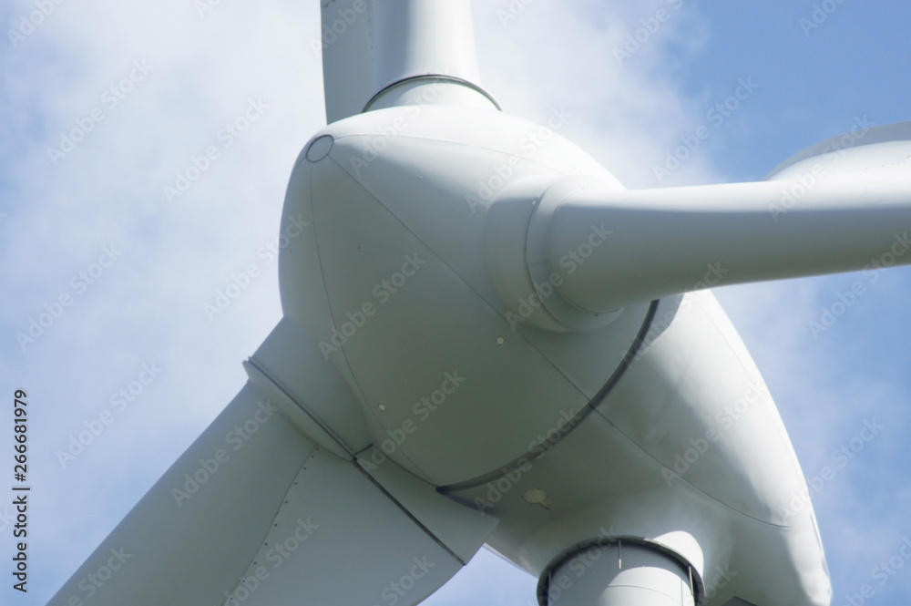 Nahaufnahme von Windkraft am blauen Himmel Nahaufnahme von Windkraft am blauen Himmel