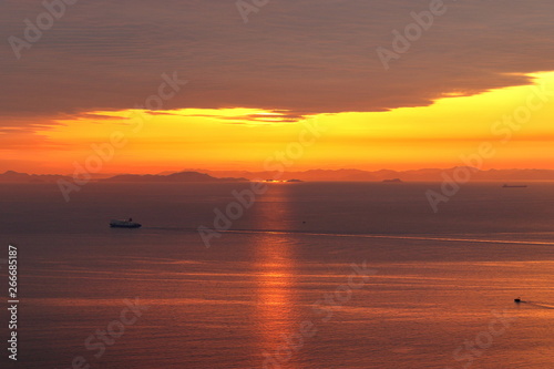 The sunset in the Seto Inland Sea © Takuya