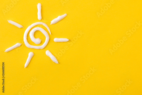Billede på lærred Sun from cream on bright pink background