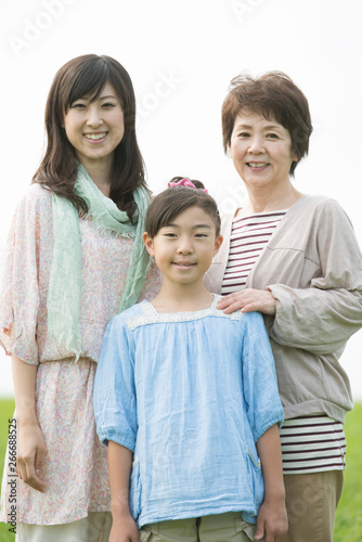 草原で微笑む三世代家族stock Photo Adobe Stock