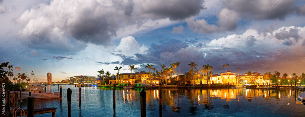 Naklejka premium Boca Raton and City Lake on a beautiful sunset, panoramic view