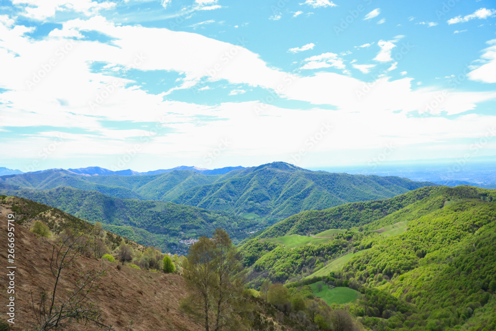 Fototapeta premium Vista mozzafiato dalla vetta del Monte Generoso, escursioni e viaggi in Svizzera