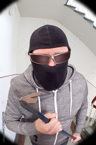 Foto Einbrecher durch Türspion vor Wohnungstüre