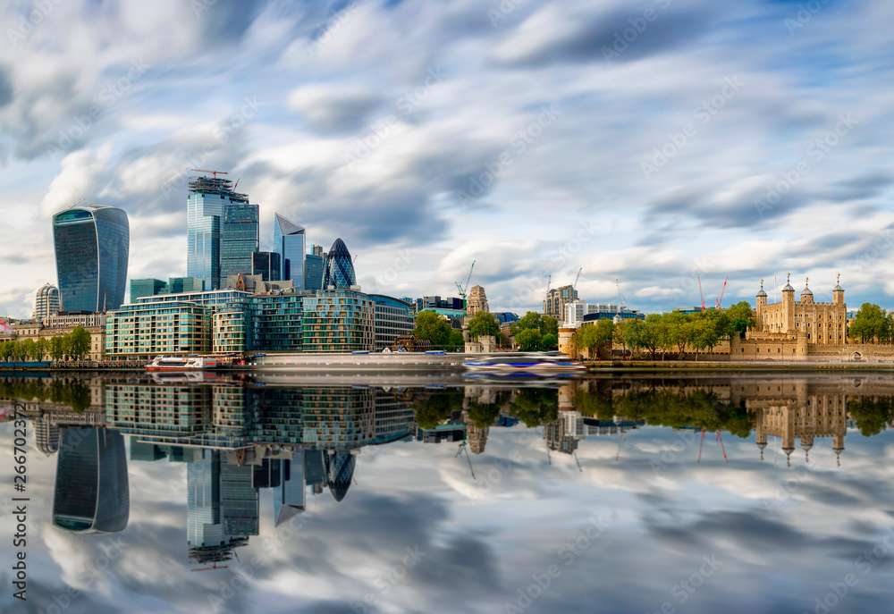 Naklejka premium Die City von London, Finanzbezirk und Bankenzentrum, am Tage mit Reflektionen in der Themse