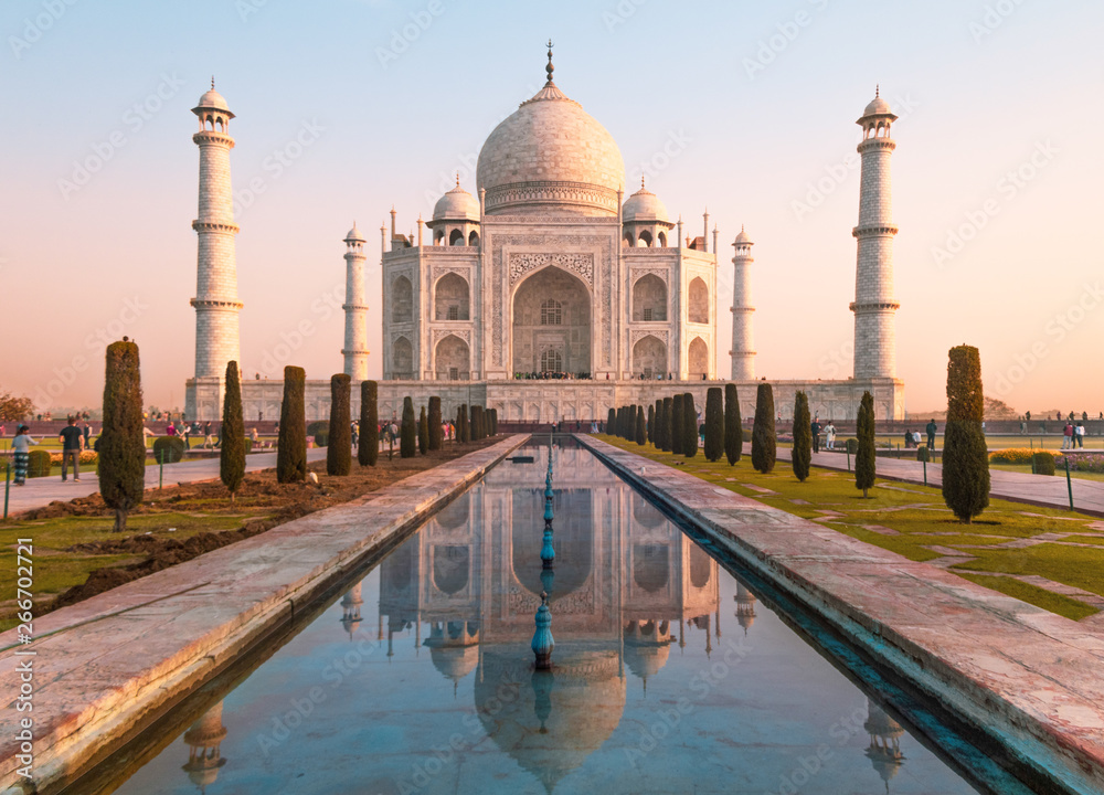 Fototapeta premium taj mahal in agra india