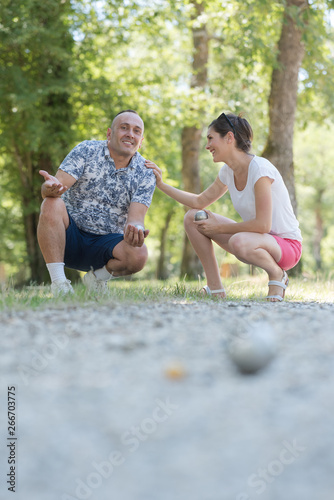 couple playing petanque