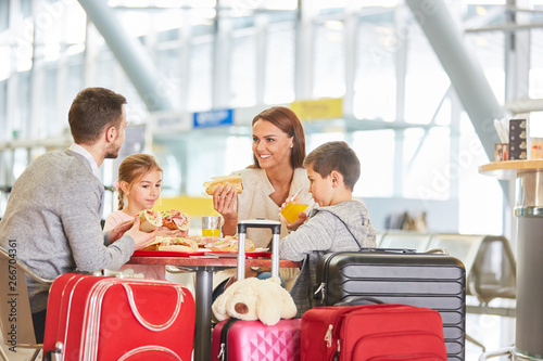 Familie mit Kindern beim Essen im Flughafen Restaurant photo