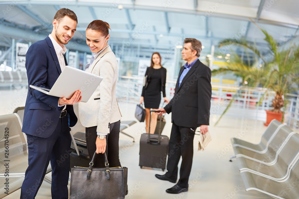 Geschäftsleute Team auf Dienstreise im Flughafen