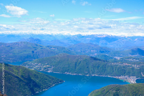 Vista mozzafiato sul lago di Lugano e la Svizzera dalla vetta del Monte Generoso, escursioni e viaggi in Svizzera