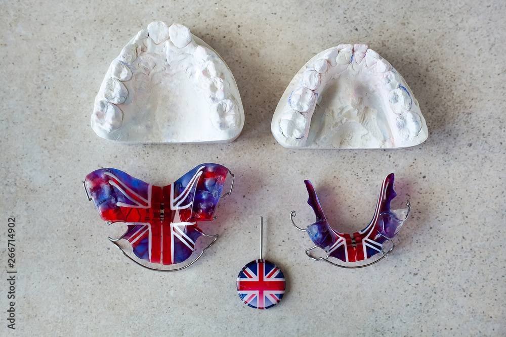 Removable orthodontic appliance, orthodontic plate with a special key