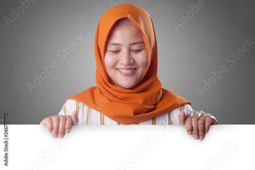 Schilderij op canvas Young Muslim Woman Smiling Behind Blank White Board