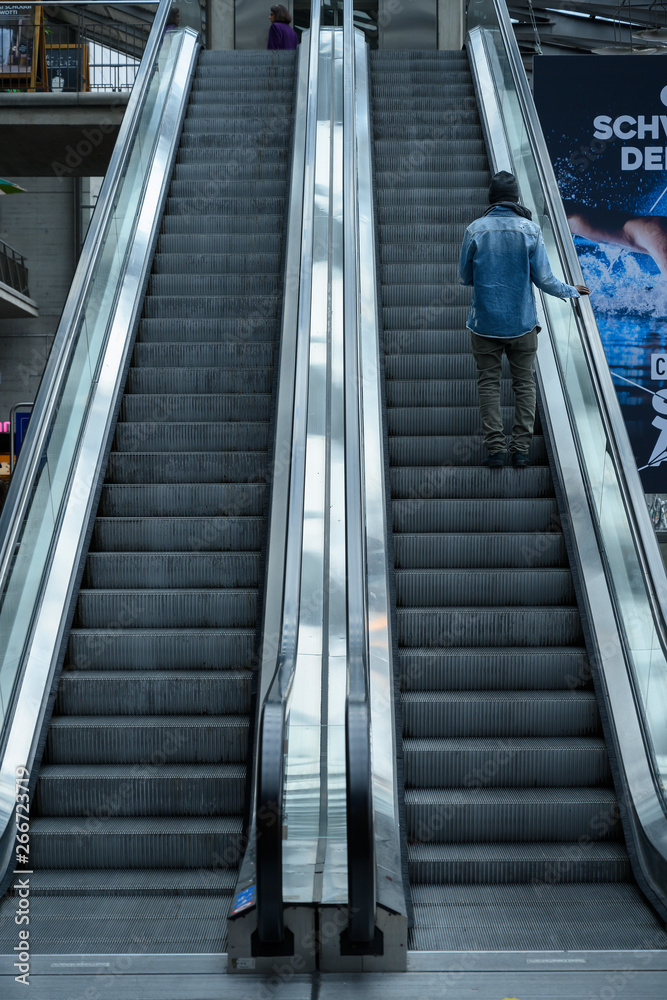 Rolltreppe im Bahnhof von Luzern, Schweiz Rolltreppe im Bahnhof von Luzern, Schweiz