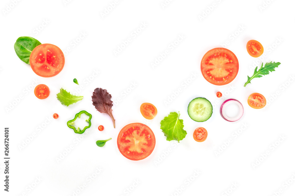 Fototapeta Świeże składniki wegańskie sałatka jarzynowa, strzał z góry na białym tle. Płaska świeża kompozycja z organicznym pomidorem, ogórkiem, papryką, plasterkami cebuli i liśćmi mezclun