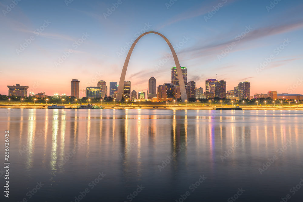 Fototapeta premium St. Louis, Missouri, USA downtown cityscape on the Mississippi