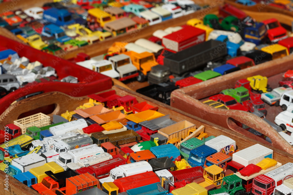 Fototapeta premium Alte bunte Spielzeugautos auf einem Flohmarkt