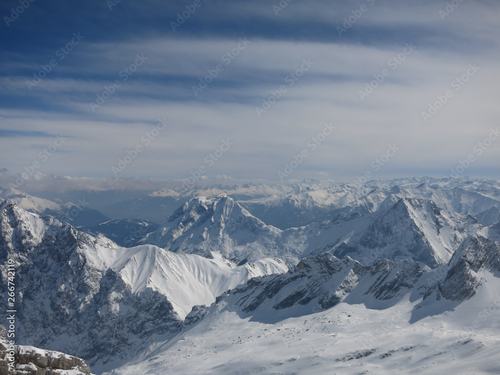 Verschneite Berggipfel um die Zugspitze mit bluen Himmel und Wolken