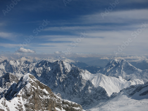 Verschneite Berggipfel um die Zugspitze mit bluen Himmel und Wolken