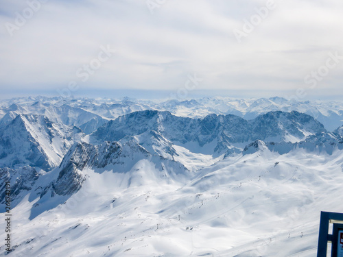 Verschneite Berggipfel um die Zugspitze mit bluen Himmel und Wolken © Thomas