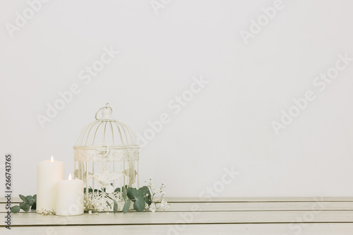 Romantic ornaments with candles and cage © Freepik