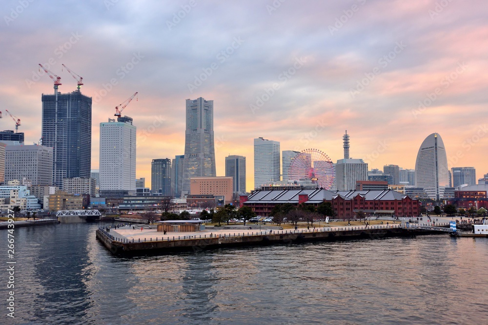 大桟橋から眺める夕方のみなとみらい