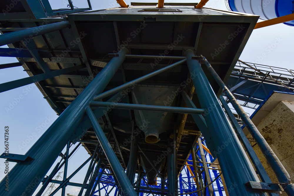 Mechanical equipment of a concrete mixing plant