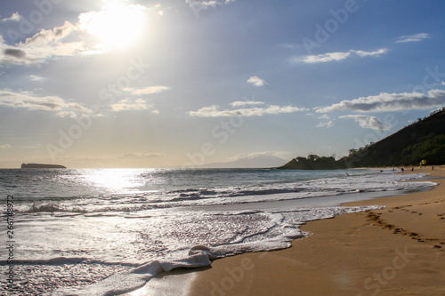 Fototapeta Naklejka Na Ścianę i Meble -  Wellen brechen am Strand von Big Beach Hawaii mit Sonne