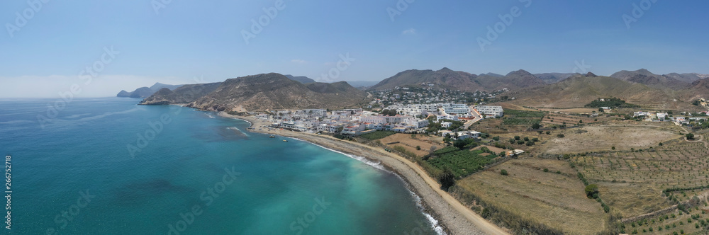 Panorámica aérea del pueblo costero de Las Negras, Cabo de Gata, Almería