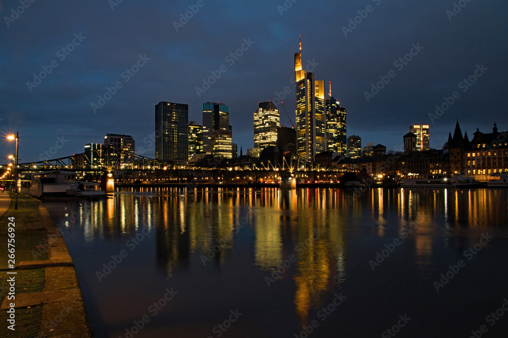 Blick auf die Skyline von Frankfurt am Main in Hessen, Deutschland 