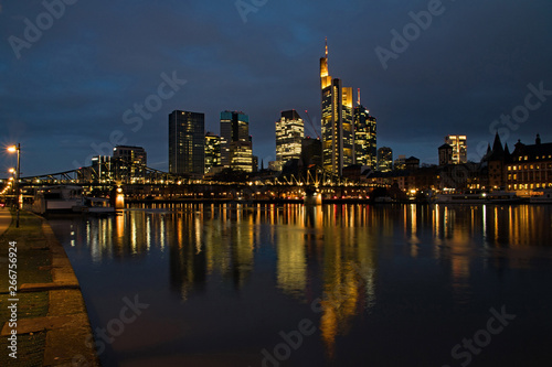 Blick auf die Skyline von Frankfurt am Main in Hessen  Deutschland 