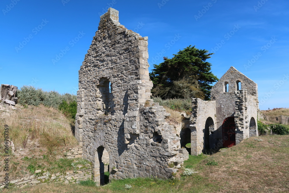 Ruine de la chapelle Sainte-Anne sur l’île de Batz, en Bretagne (France)