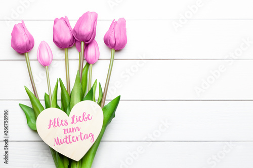 Alles Liebe zum Muttertag mit Tulpen und Herz