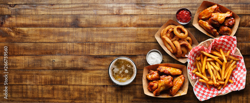 Quadro su tela pub appetizers such as chicken wings, onion rings and french fries in panoramic